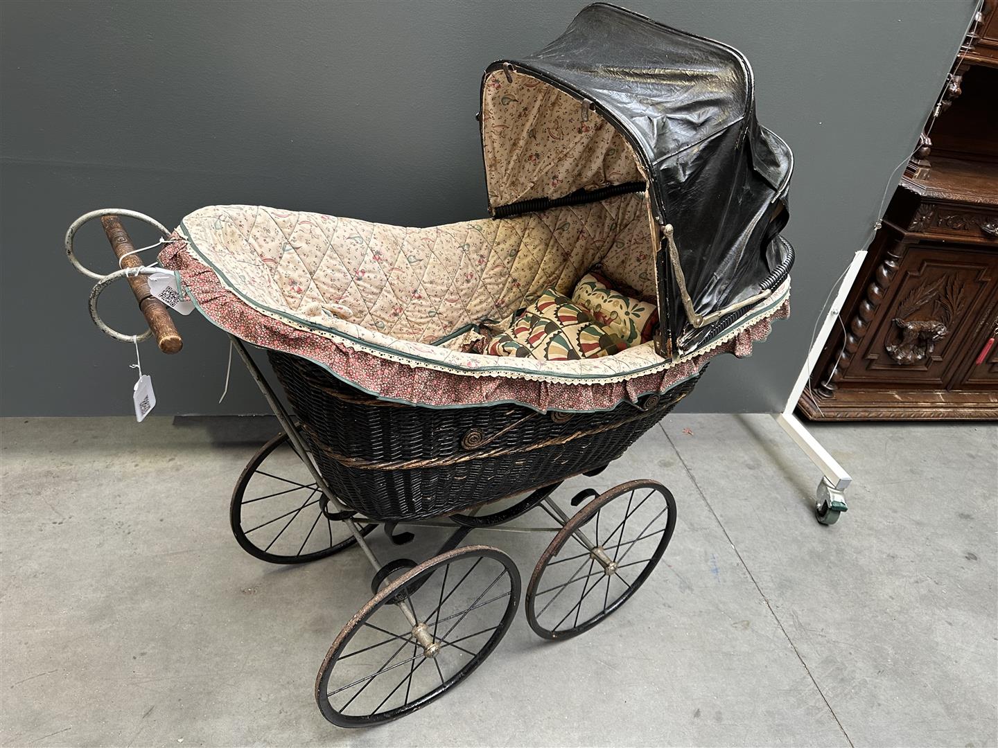 An antique pram with modern upholstery. Approx. 1900. - Image 3 of 3