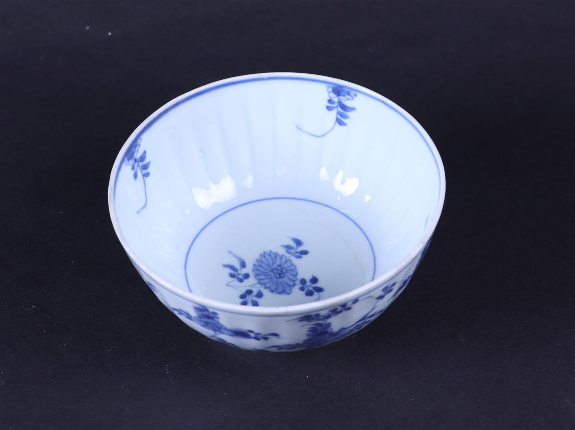 A ribbed porcelain bowl with floral decor. China, Kangxi. - Image 2 of 2