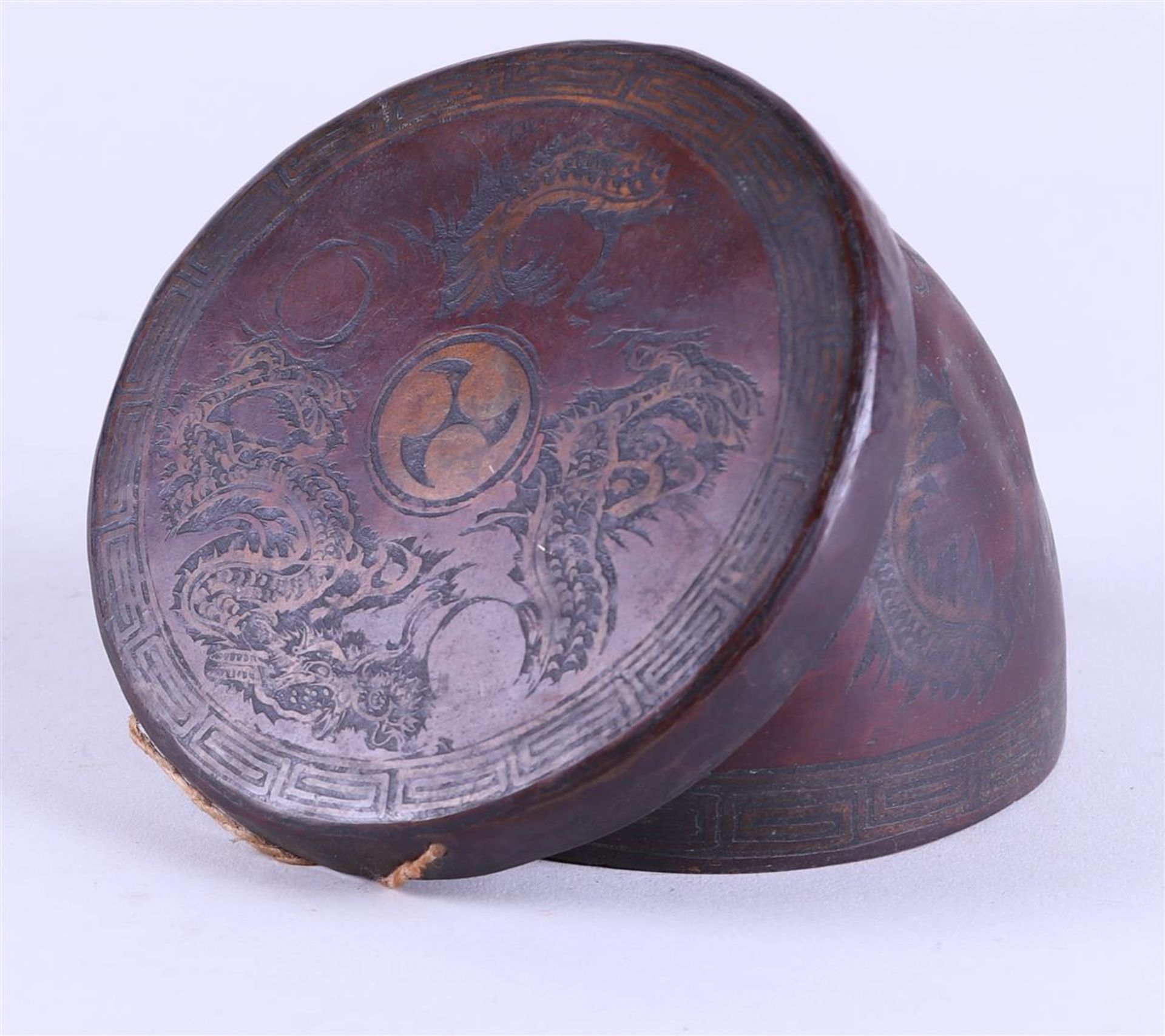 A copper gong decorated with embossed dragons. China, 19th century. - Image 3 of 3