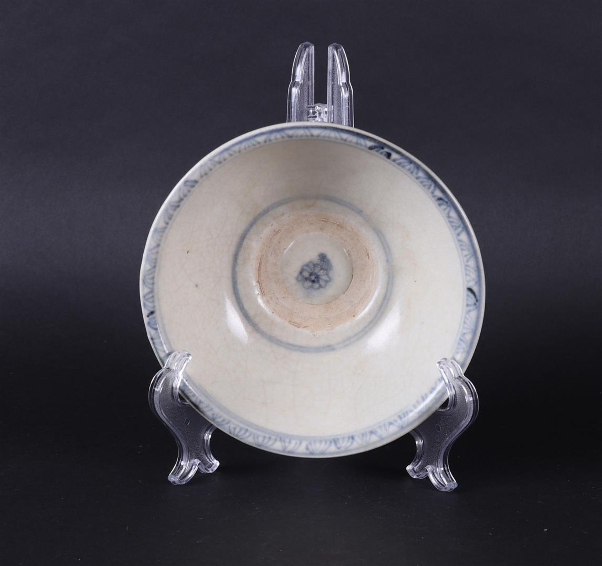 A gray bowl with an unglazed inner rim (stacking bowl) with floral decoration. Vietnam, - Bild 2 aus 3