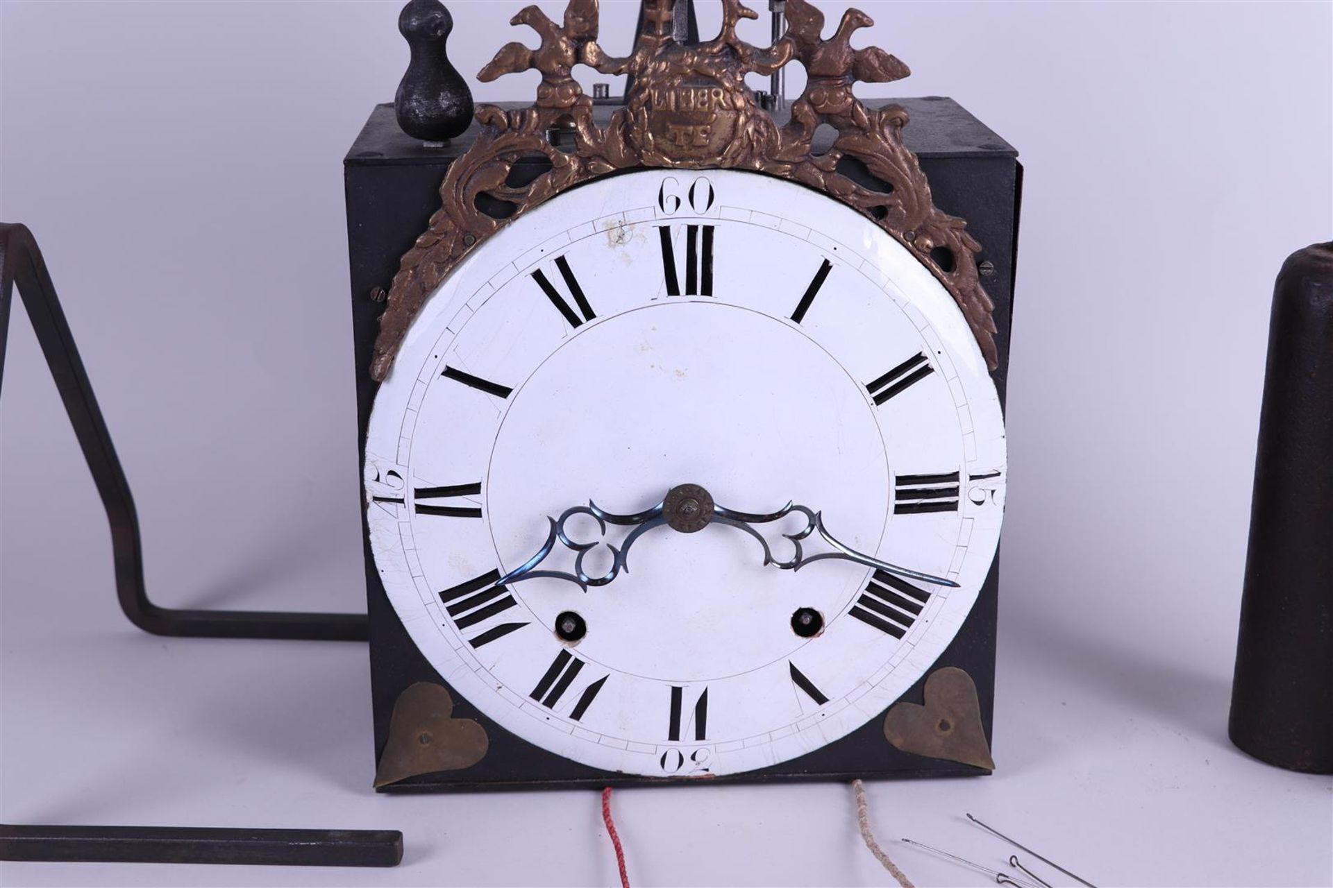 A comptoise clock, so-called "Haantjesklok", France, first half of the 19th century.  - Bild 2 aus 2