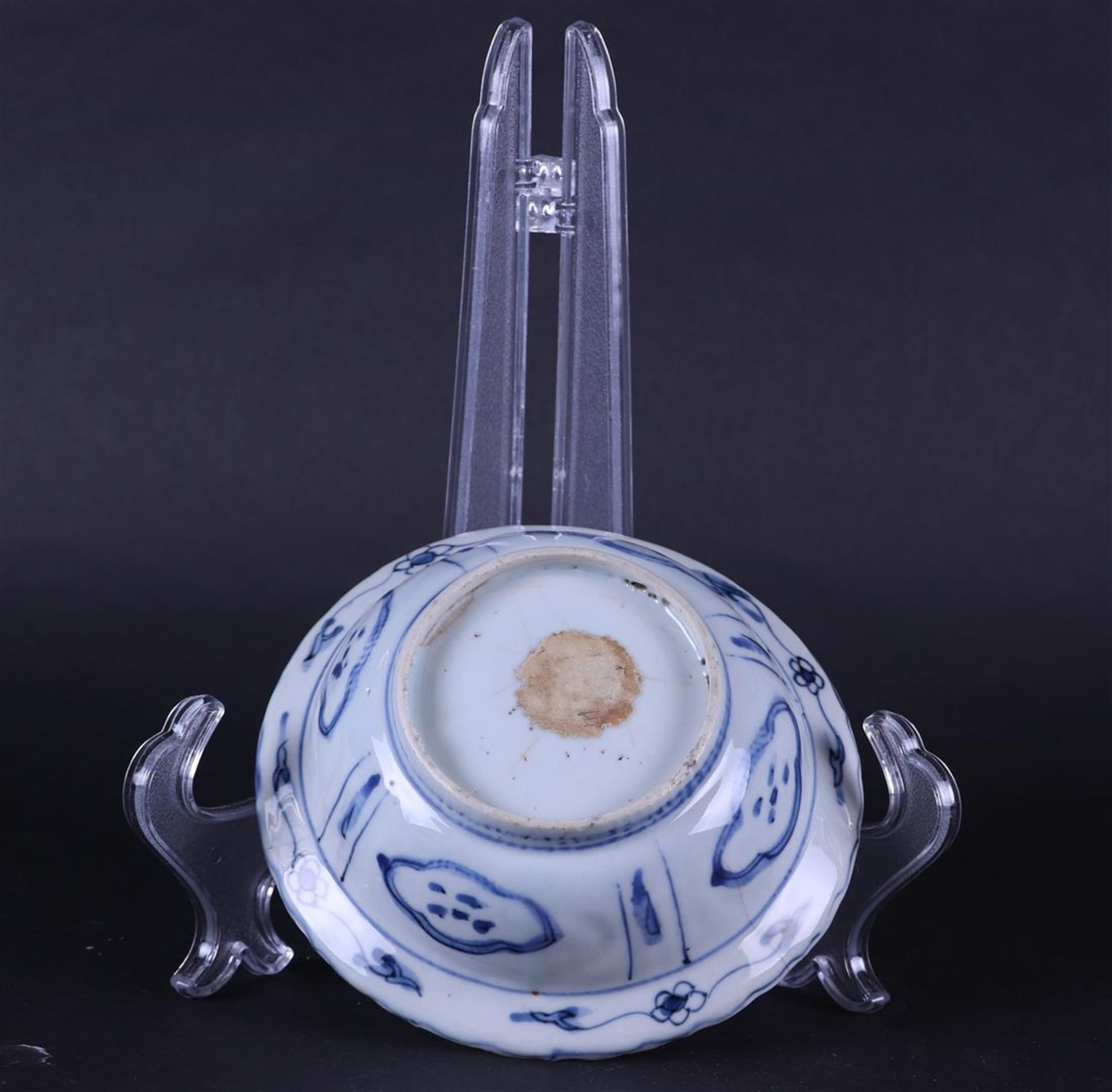 A porcelain  "klapmuts" bowl with an antiquities decor. China Wanli ca 1620. - Image 2 of 3