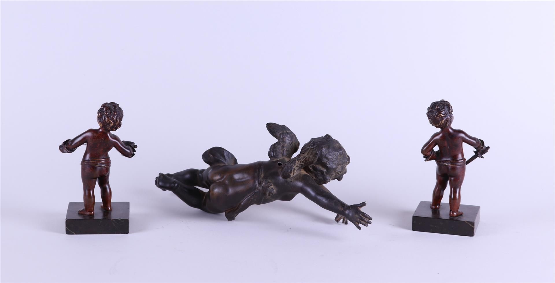 A lot consisting of a zamac puto and two bronze puto on a marble base. Circa 1900. - Bild 5 aus 5
