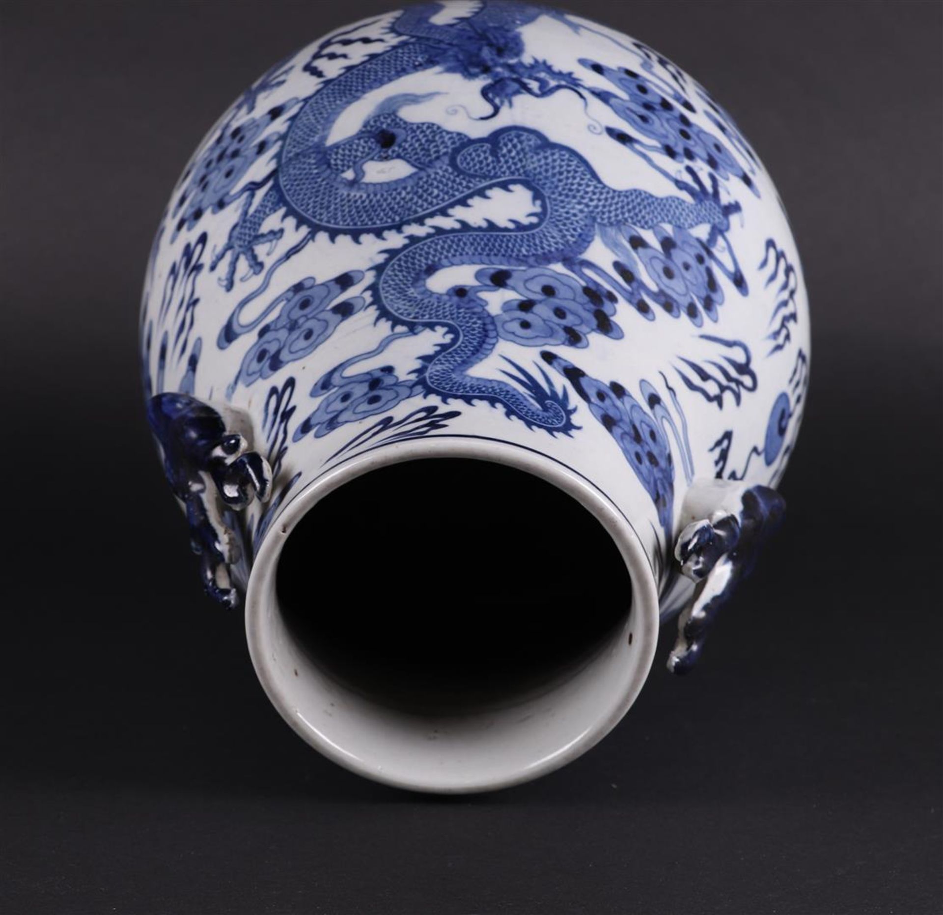 A porcelain 'Hu' vase decorated with dragons and deer heads, marked Guangxu. China, 20th century. - Bild 6 aus 6