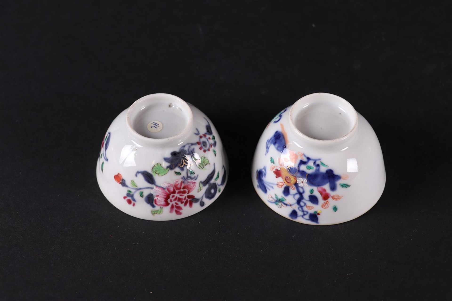 Two porcelain Famille Rose bowls, both with floral decor. China Qianlong. - Bild 4 aus 4