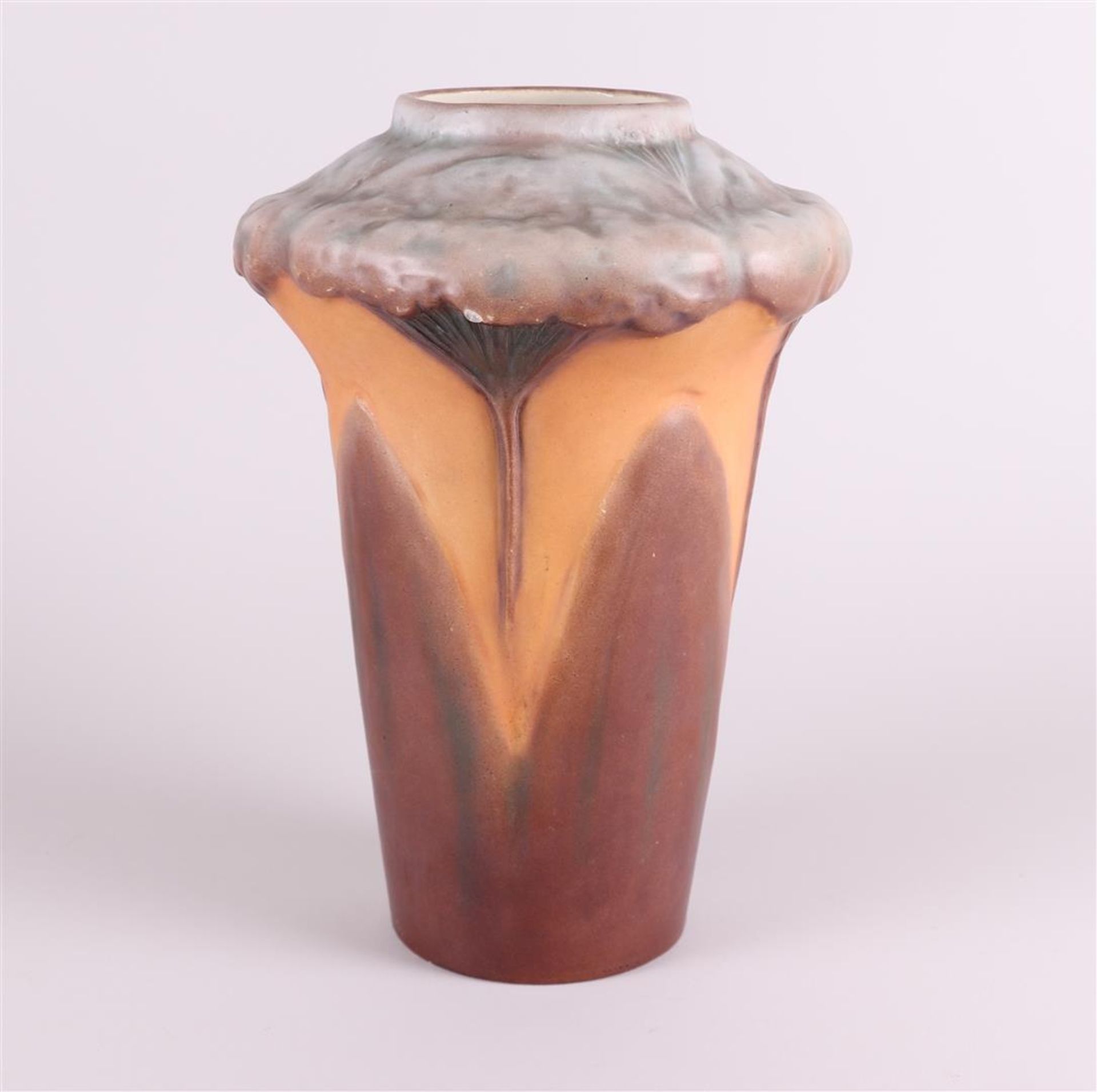 An earthenware Art Noveau vase with floral motifs. France, early 20th century. - Bild 2 aus 5