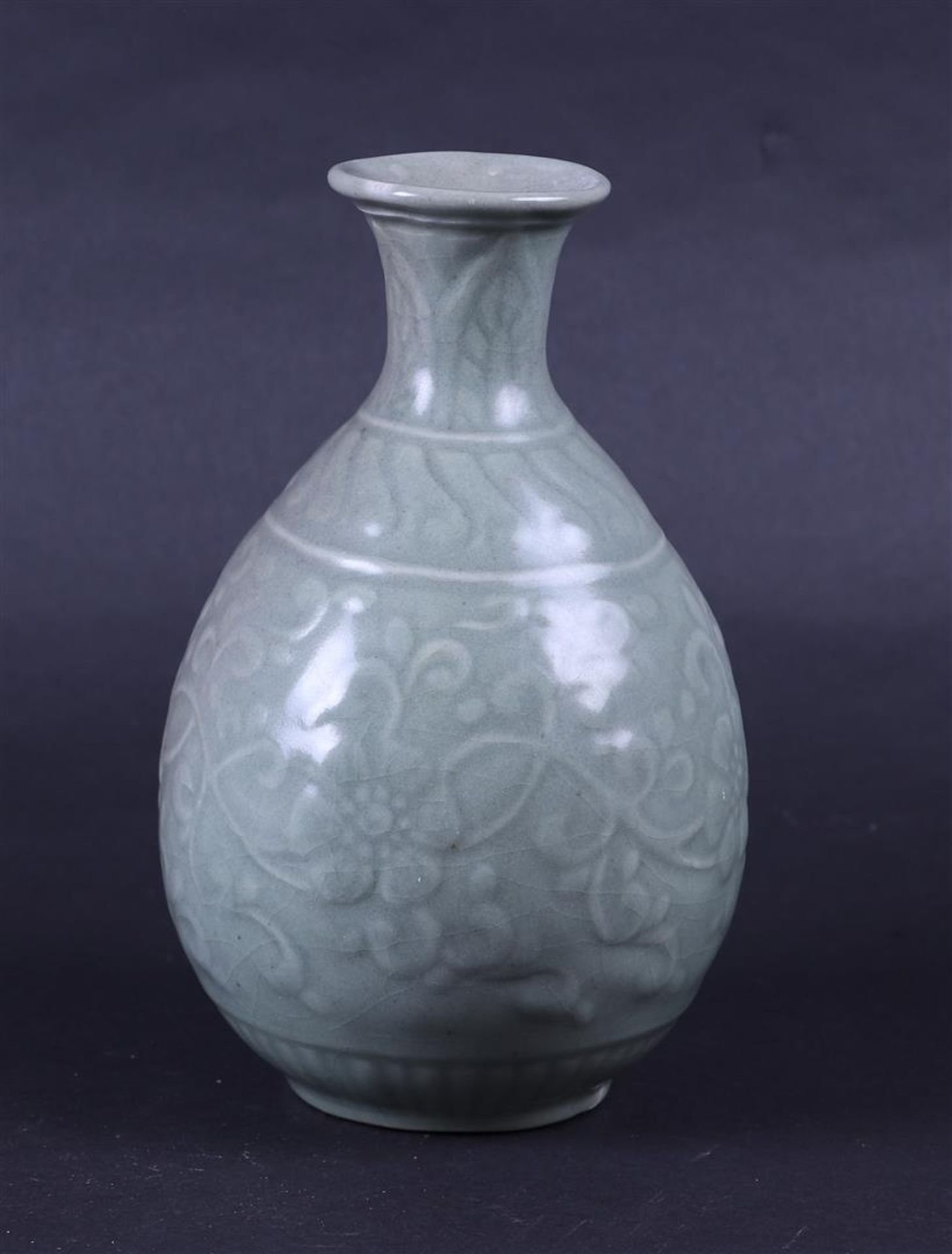 A Celadon vase with floral relief. China, Ming. - Bild 3 aus 5