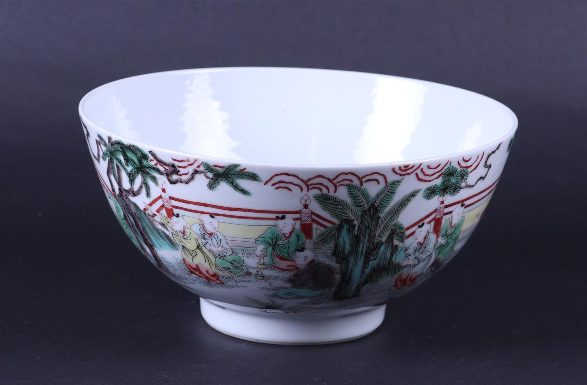 A porcelain Famile Verte bowl decorated with various figures. China, early 20th century. - Bild 2 aus 6