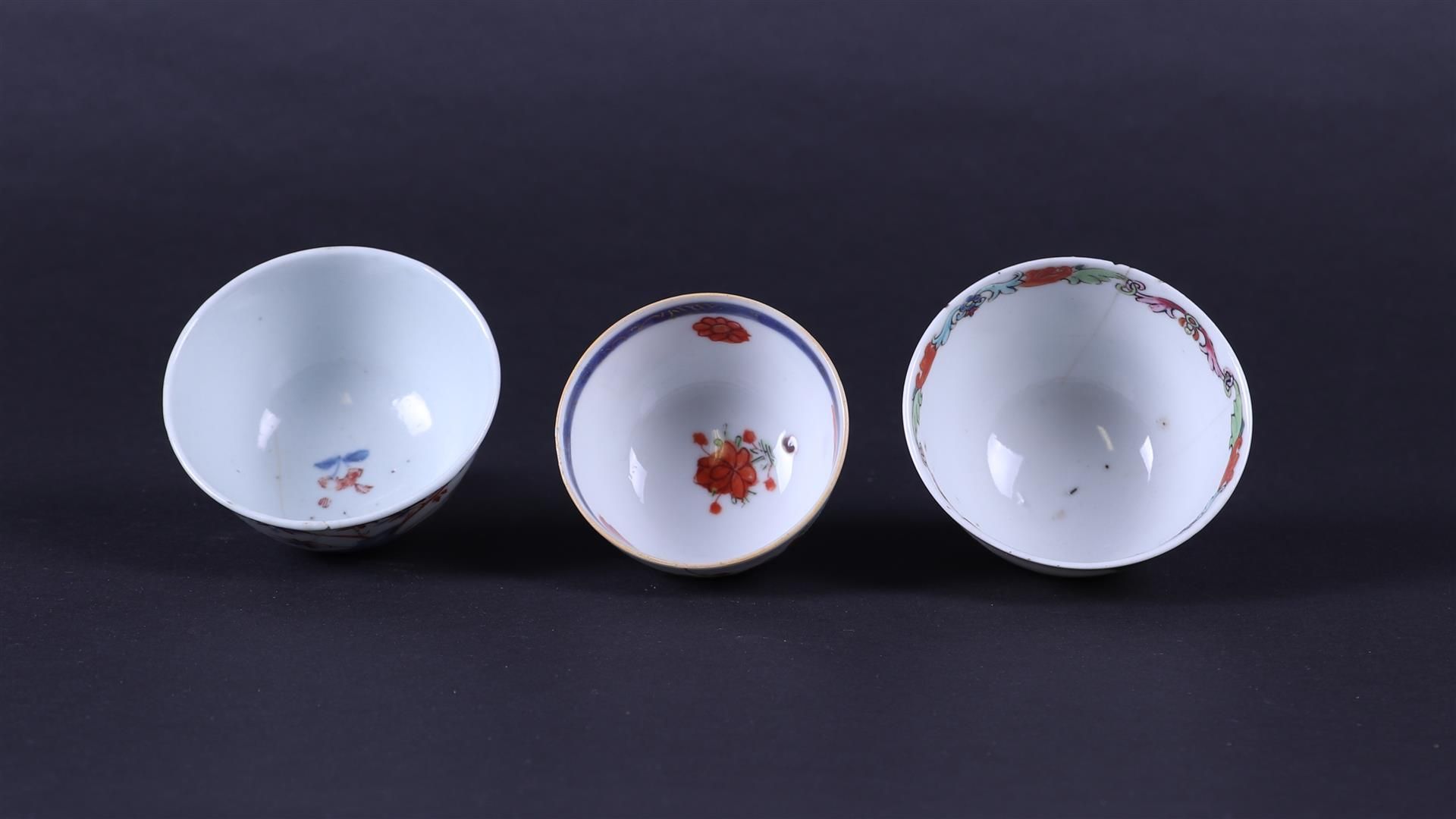 A lot  with three porcelain Famile Rose and Imari bowls. China, 18th century. - Bild 3 aus 4