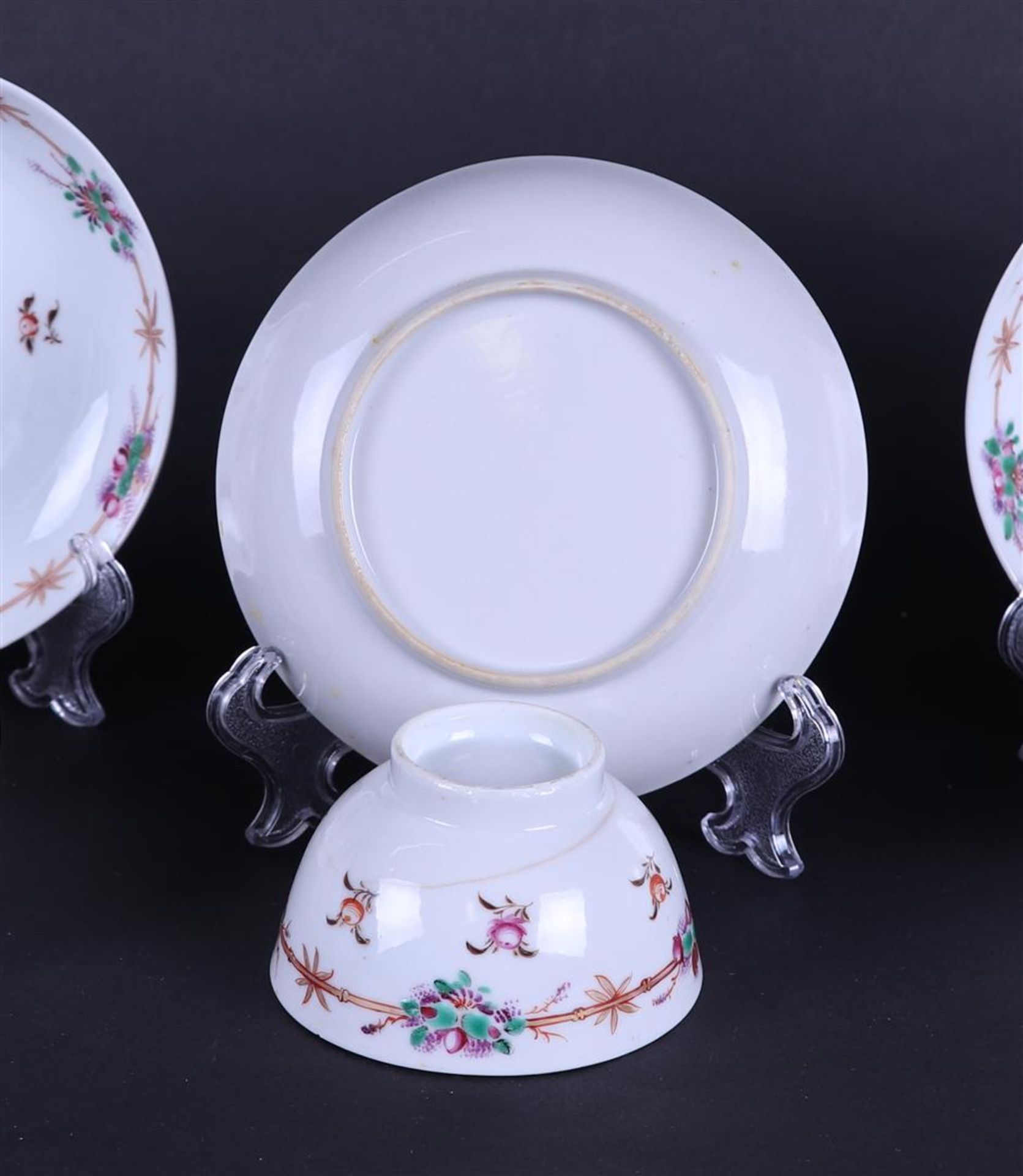 A lot of four porcelain Famile Rose bowls. China, 18th century. - Bild 3 aus 3