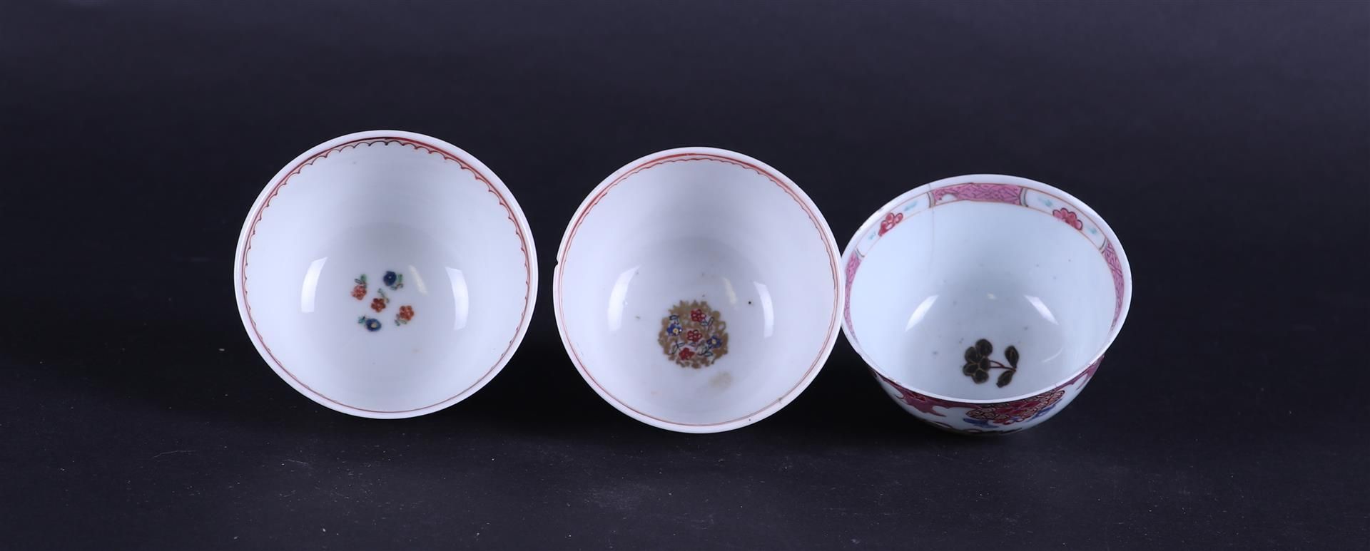 A lot of three porcelain Famile Rose cups and saucers, two of which are decorated with figures.. - Bild 2 aus 3