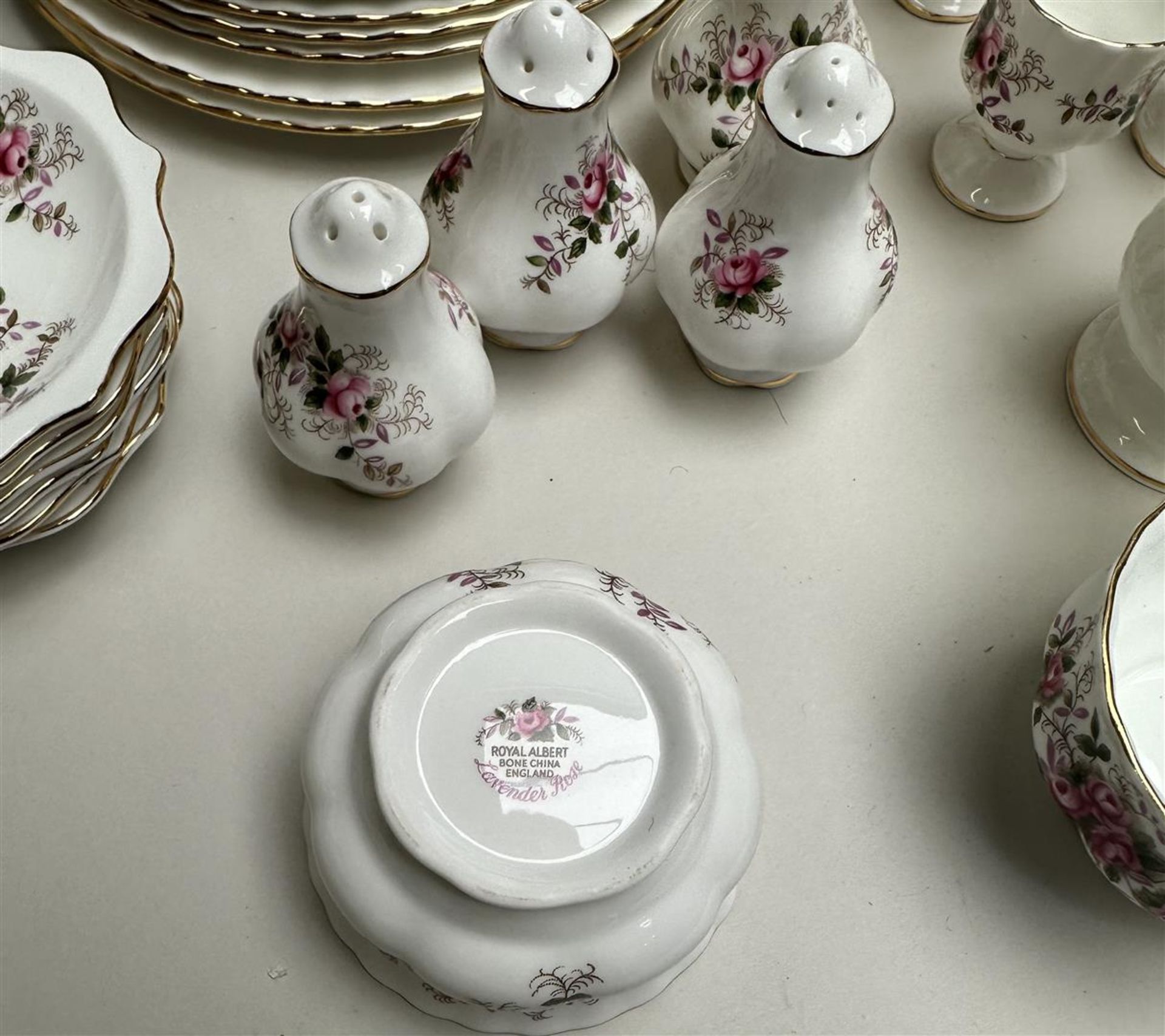 A 118-piece Royal Albert Lavender Rose Bone China part  diner set,  - Bild 4 aus 4