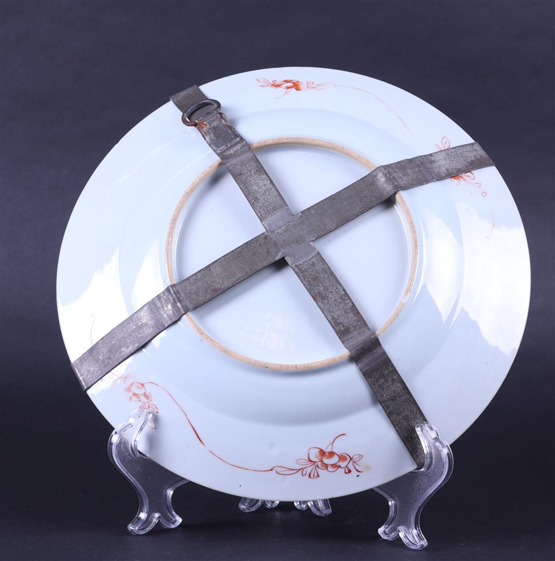 A porcelain milk and blood dish "Romance of the Western chamber". China, Kangxi/Yongzheng. - Image 2 of 2