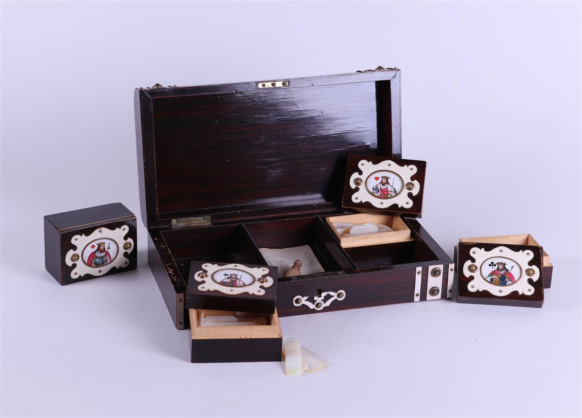 A wooden play box containing boxes with mother-of-pearl chips. Circa 1900. - Bild 2 aus 2