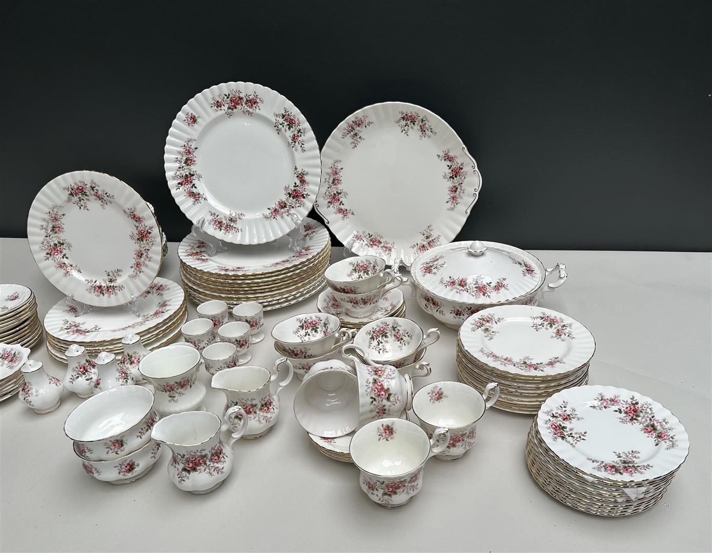 A 118-piece Royal Albert Lavender Rose Bone China part  diner set,  - Image 2 of 4