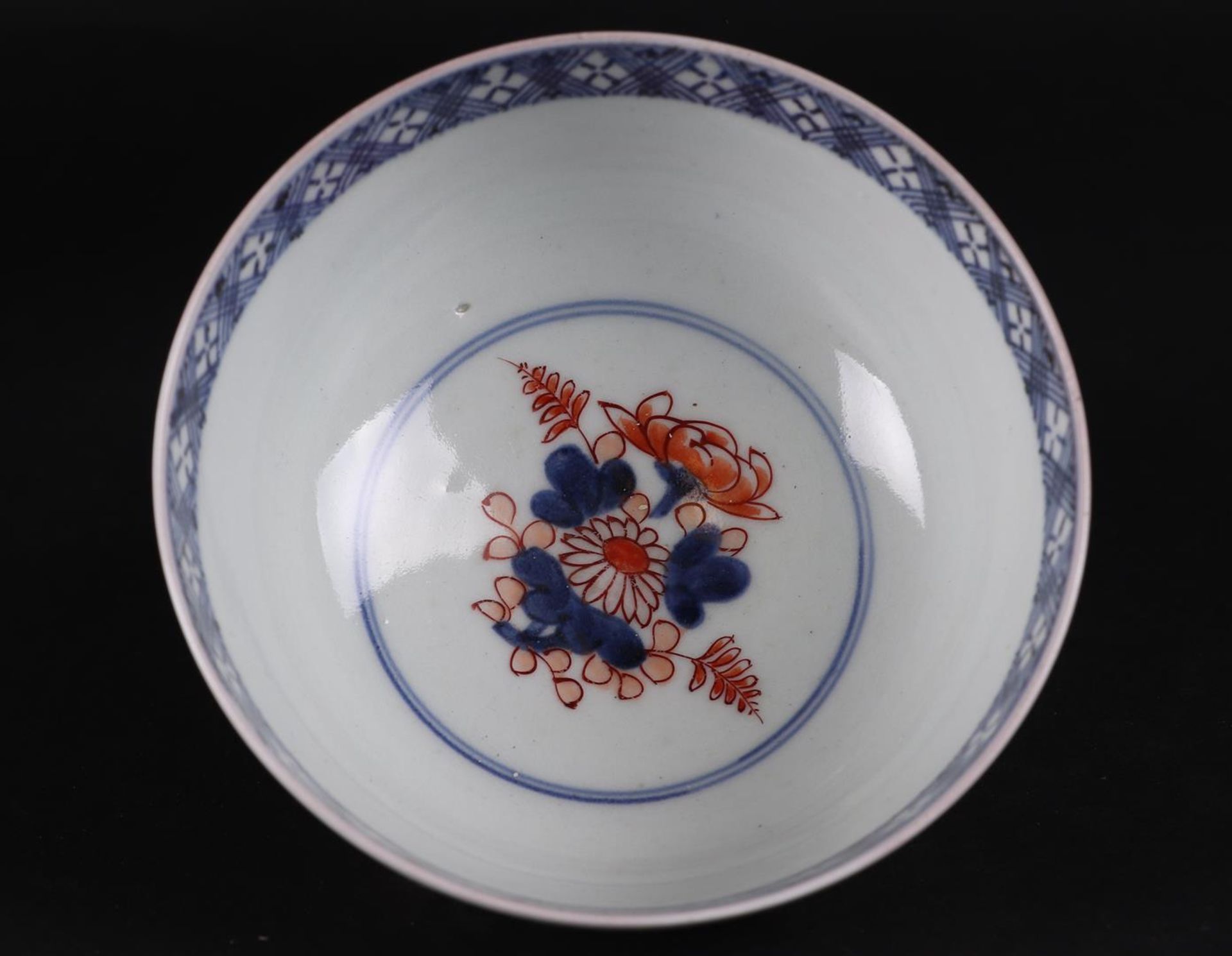 A lot of two porcelain Imari bowls. Japan, 19th century. - Image 3 of 4