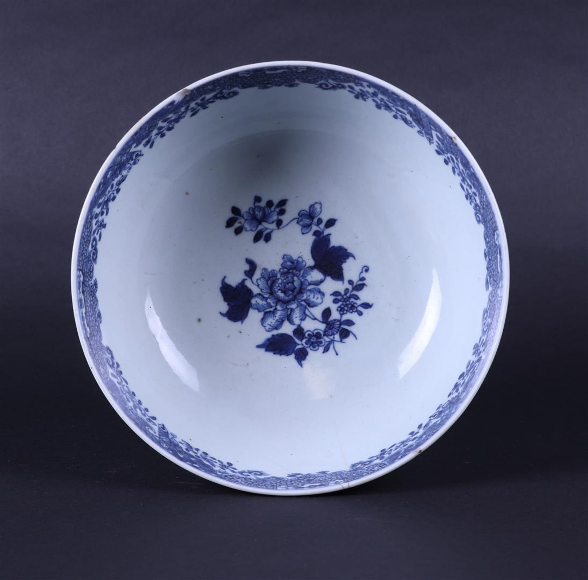 A porcelain bowl decorated with flowers. China, 18th century.