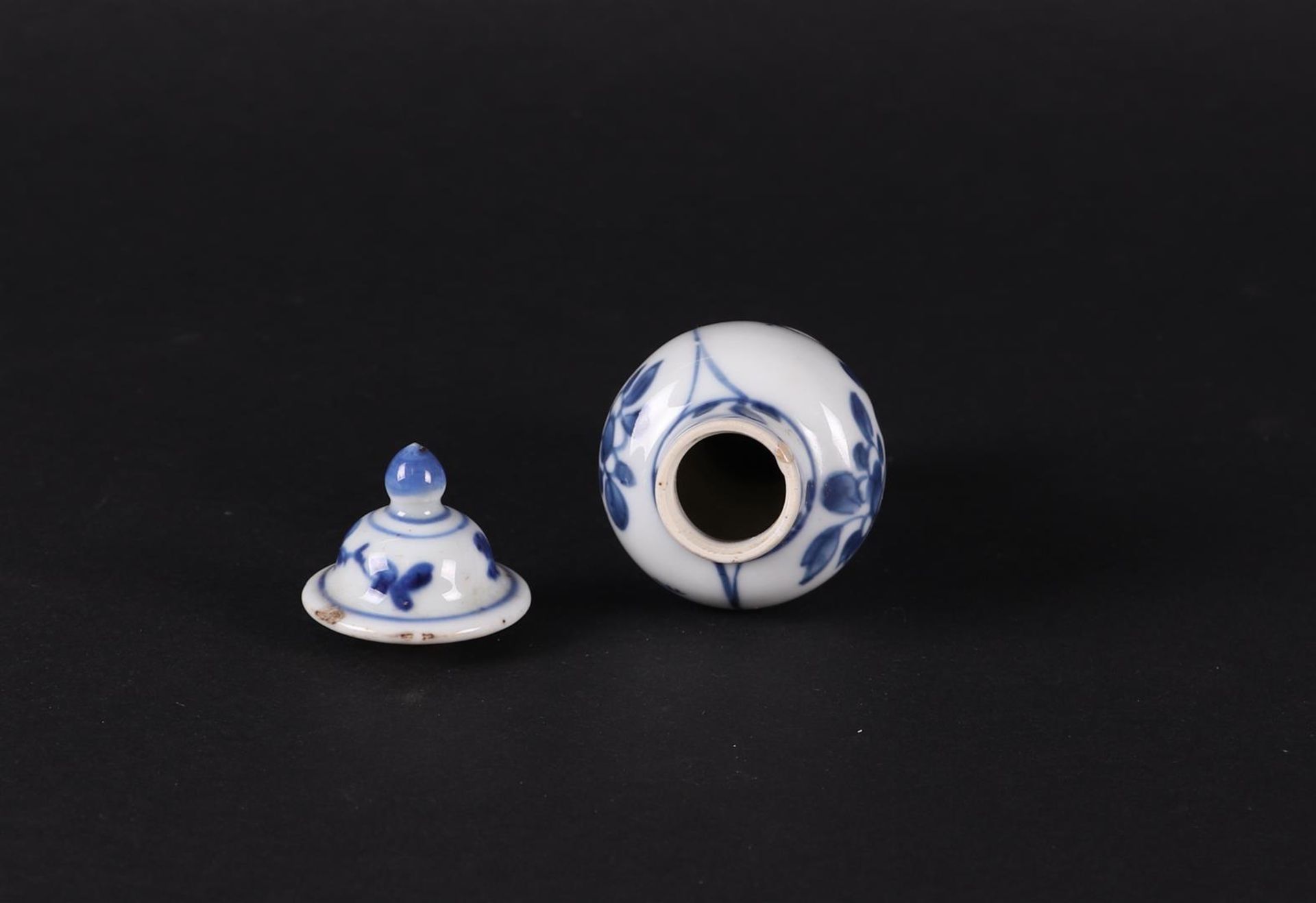 A porcelain baluster-shaped lidded vase with a 2-compartment division  - Bild 4 aus 5