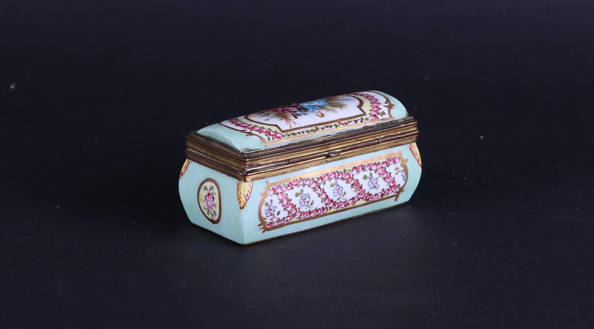 A porcelain lidded box with floral decor, marked: "Meissen" on the bottom. Germany, circa 1900. - Bild 2 aus 4