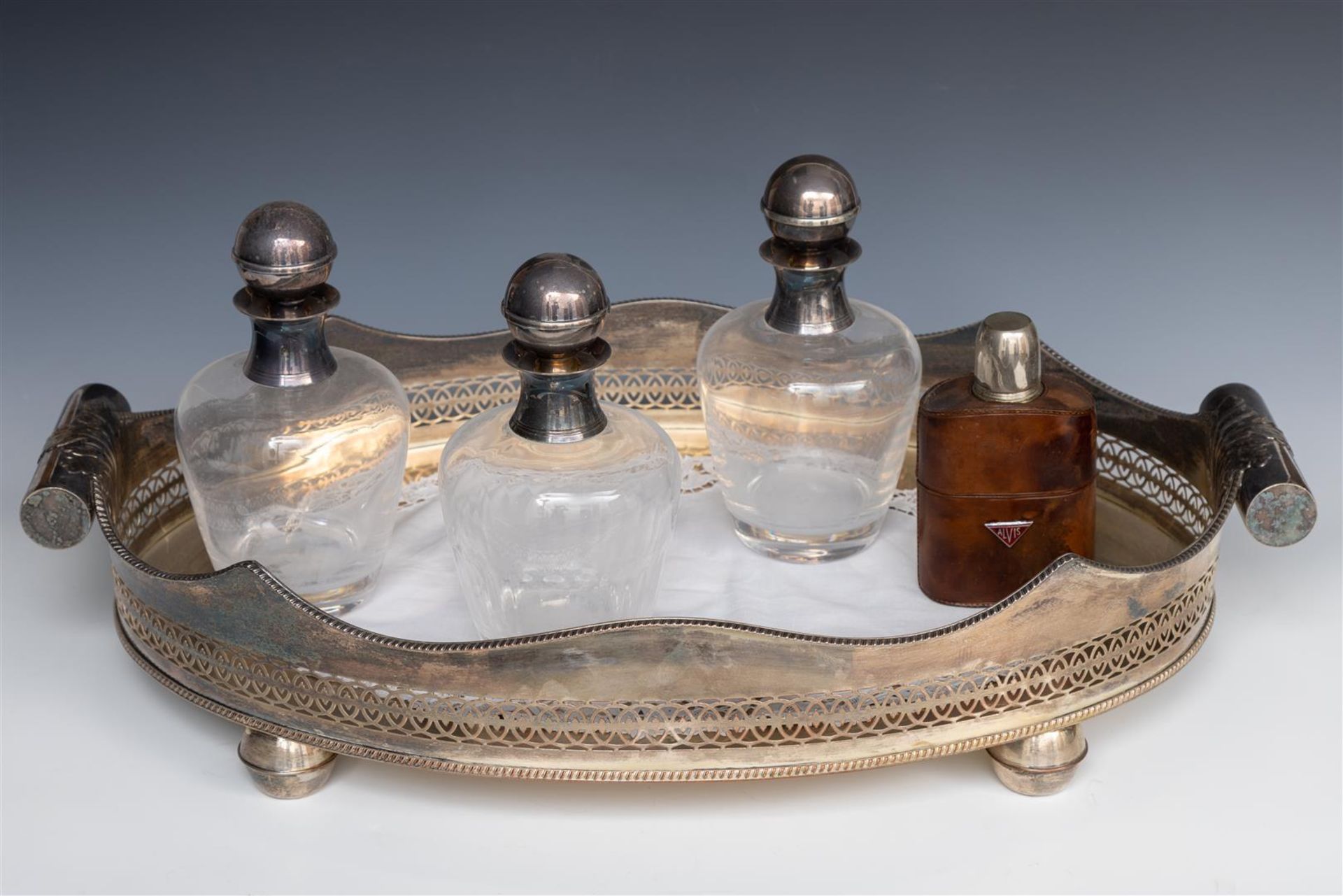 A lot consisting of a silver-plated tray, three decanters, and a liquor bottle in a leather case. - Bild 2 aus 2