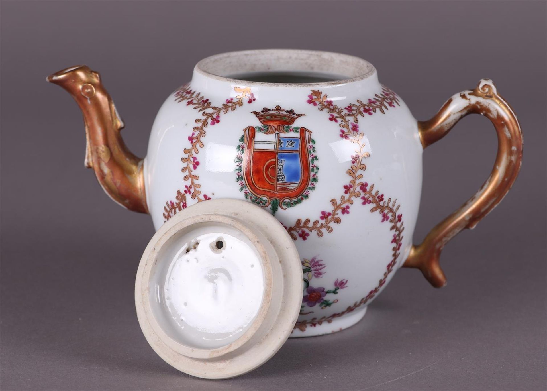 An 18th century porcelain teapot with family coat of arms. - Bild 3 aus 4