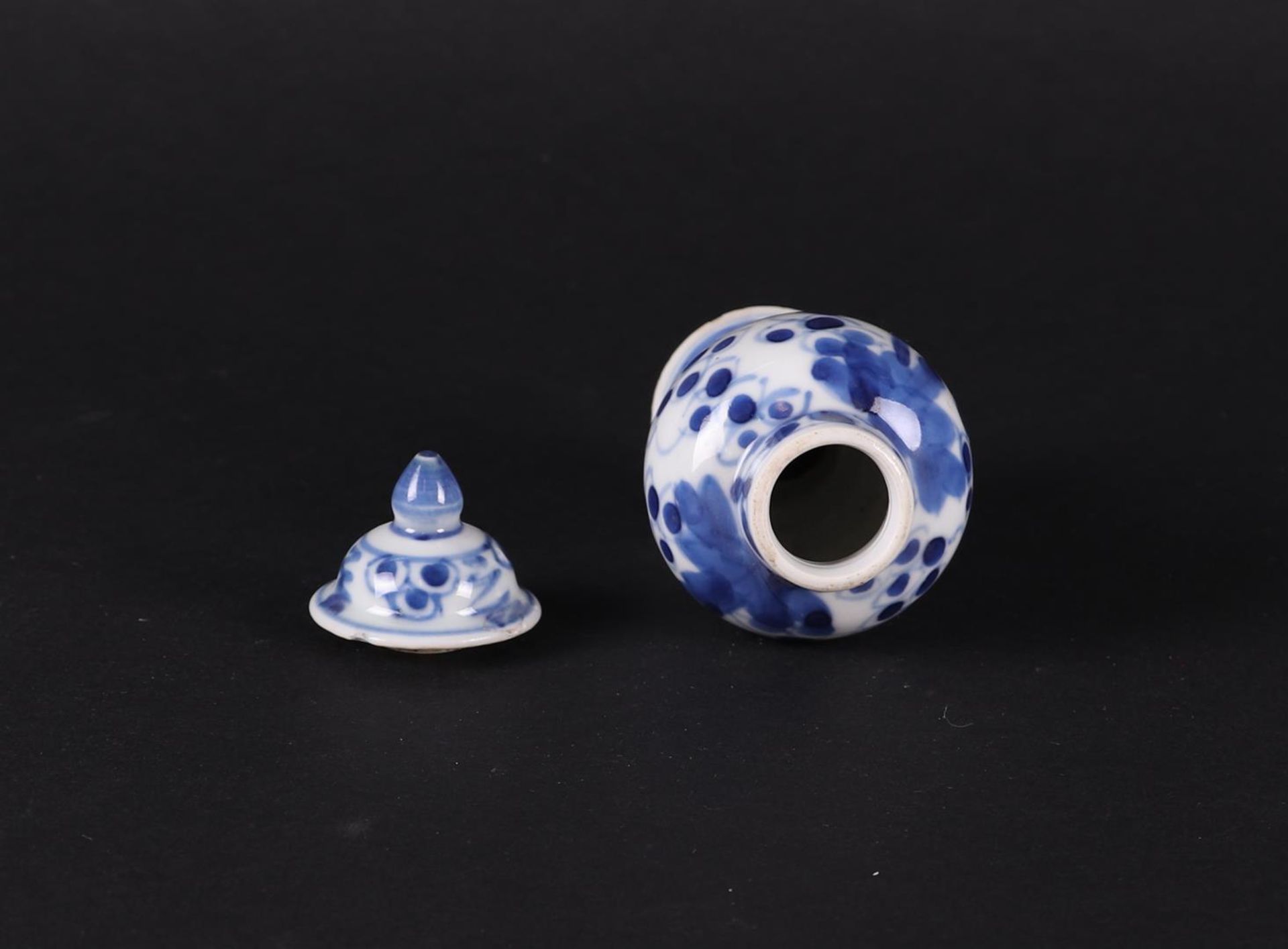 A porcelain lidded vase with floral decoration  and grapes in between. China, Qianlong. - Bild 3 aus 4