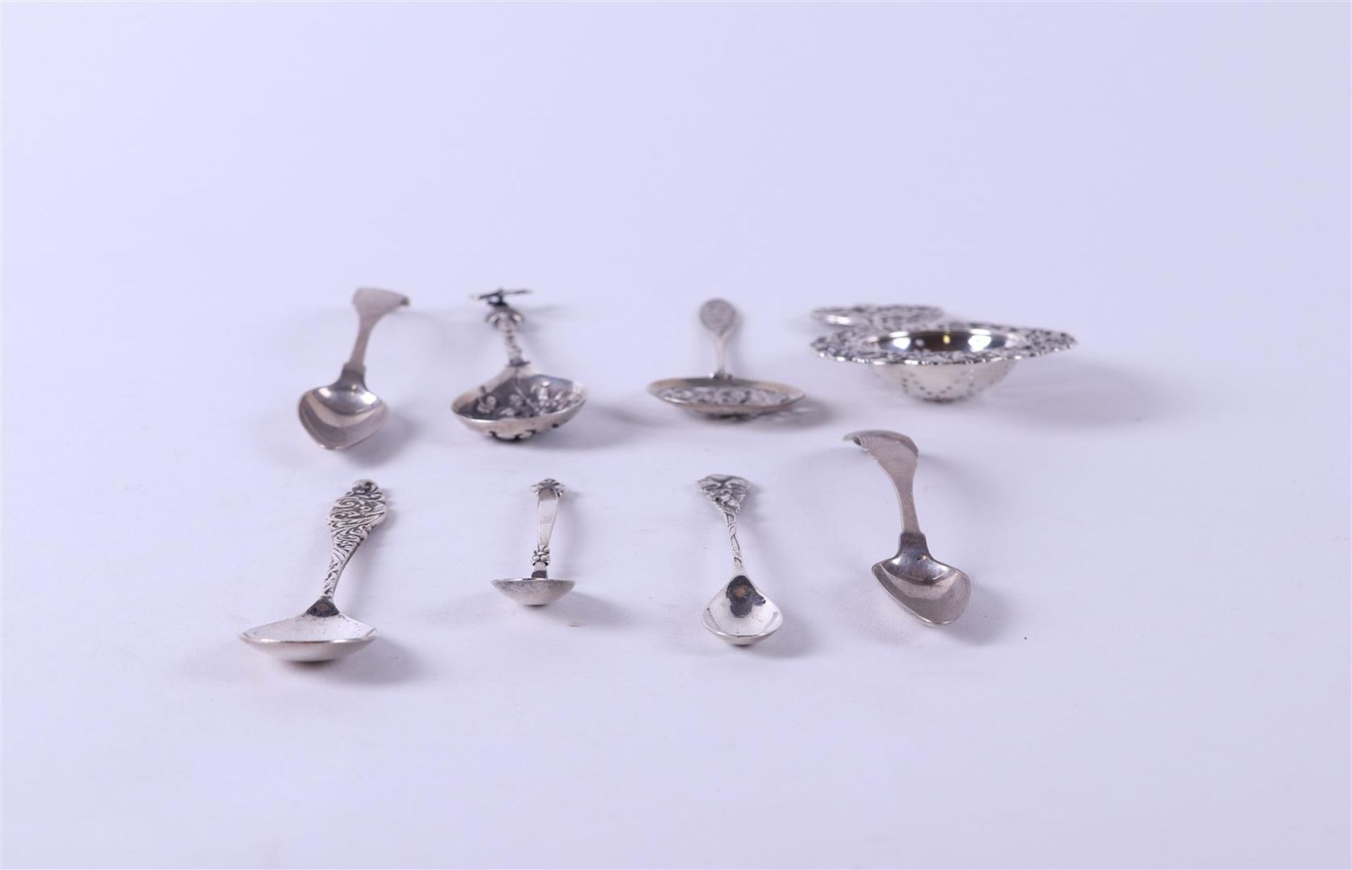 A lot comprising (8) various silver objects including a tea strainer, two shakers, a sugar spoon, - Bild 3 aus 4