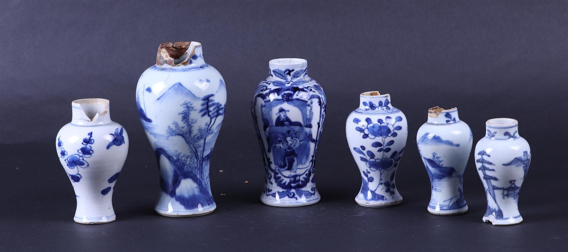 A lot  with small  porcelain vases with various decors. China, 18/19th century. - Bild 2 aus 2