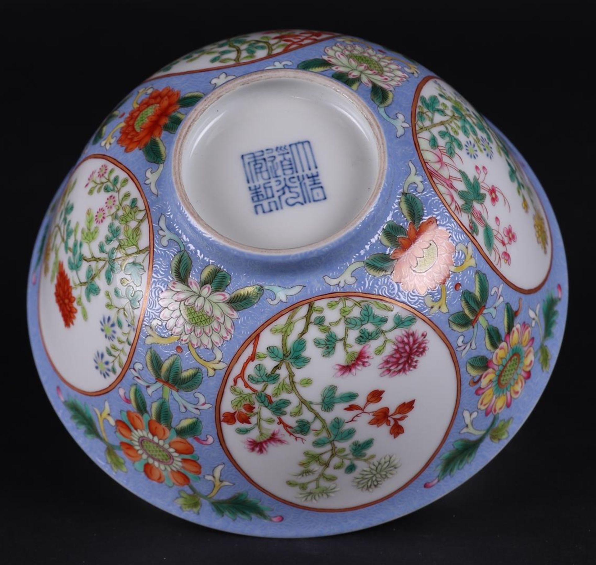 A porcelain Famile Rose bowl, marked Daoguang. China, 20th century. - Image 3 of 4