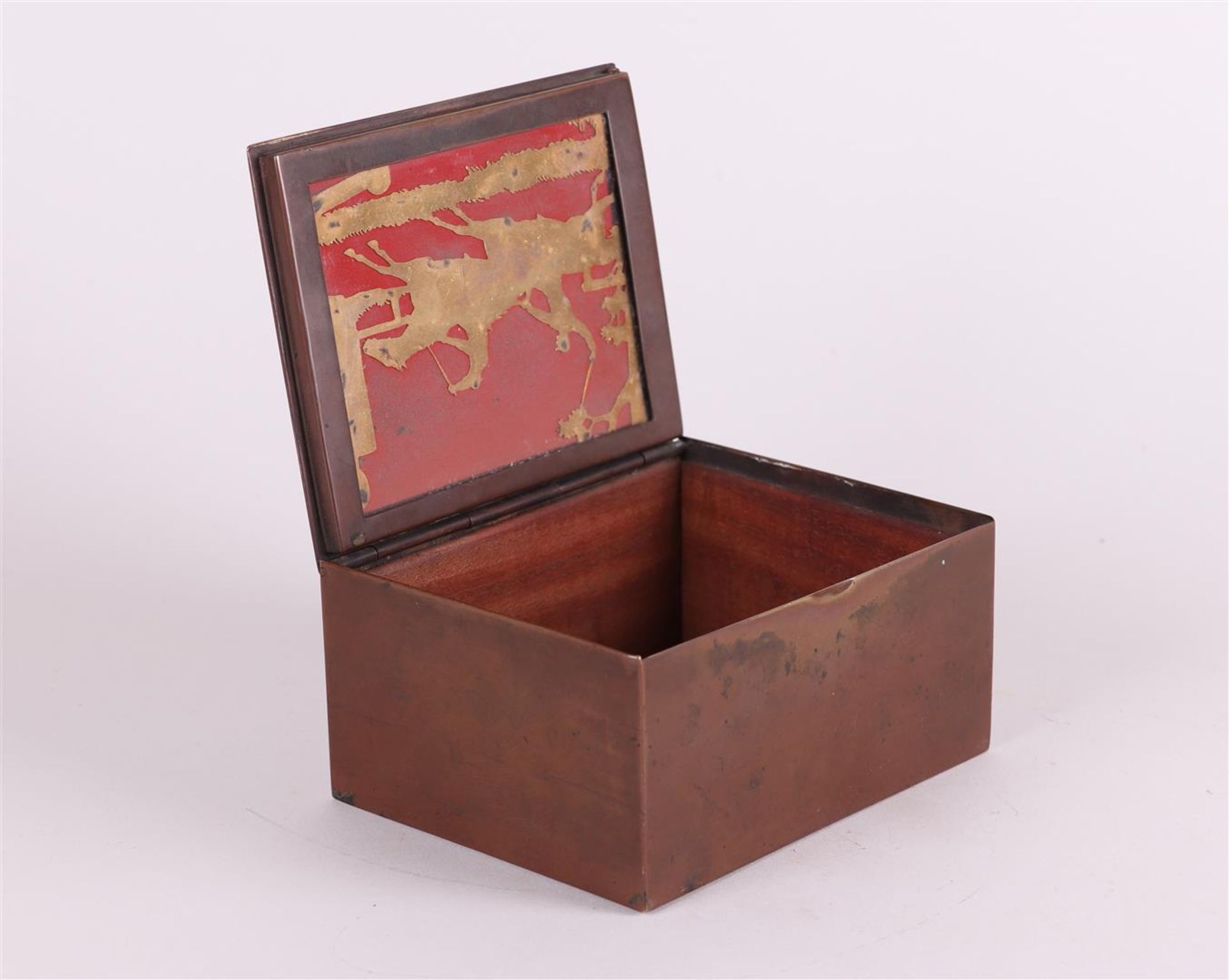 A copper cigarette box with distant eglomisee and gold leaf representations of a horse race.  - Bild 2 aus 3