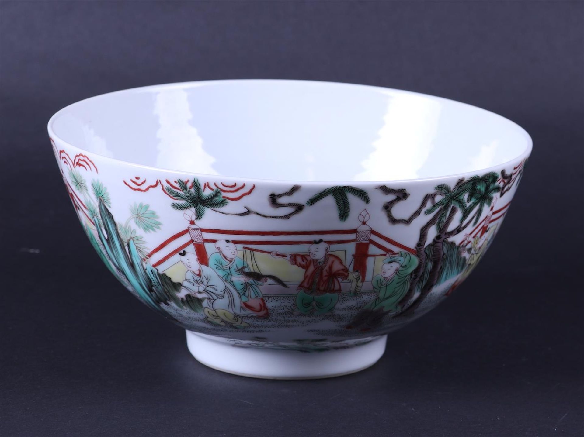 A porcelain Famile Verte bowl decorated with various figures. China, early 20th century.