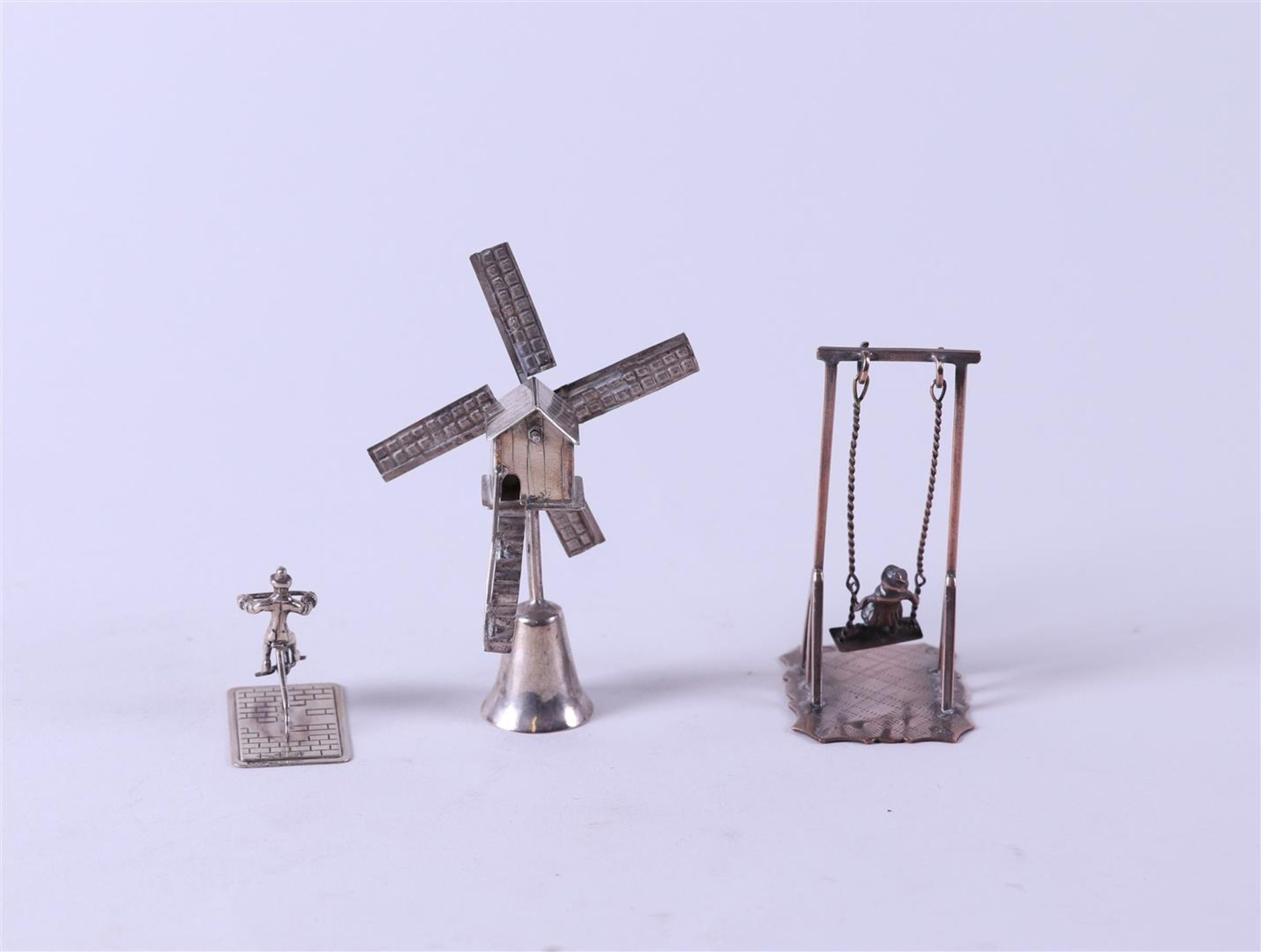 A lot comprising (3) silver miniatures, including a windmill, a cyclist, and a rocker. 76 gr. - Image 3 of 3