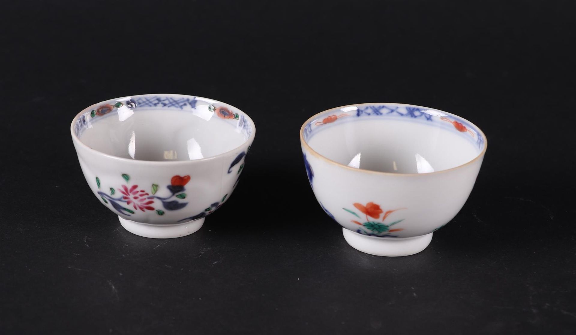 Two porcelain Famille Rose bowls, both with floral decor. China Qianlong. - Bild 2 aus 4