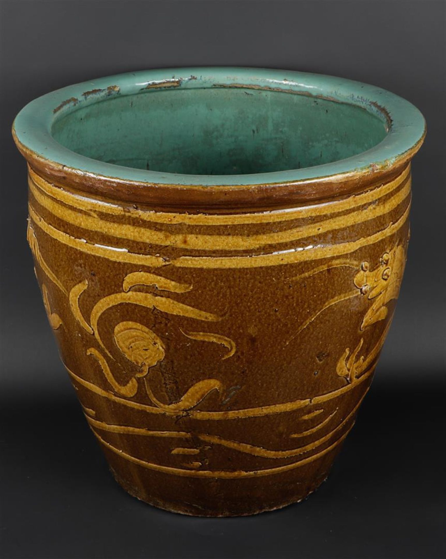 An earthenware cache pot decorated with dragons. China, 1st half 20th century.