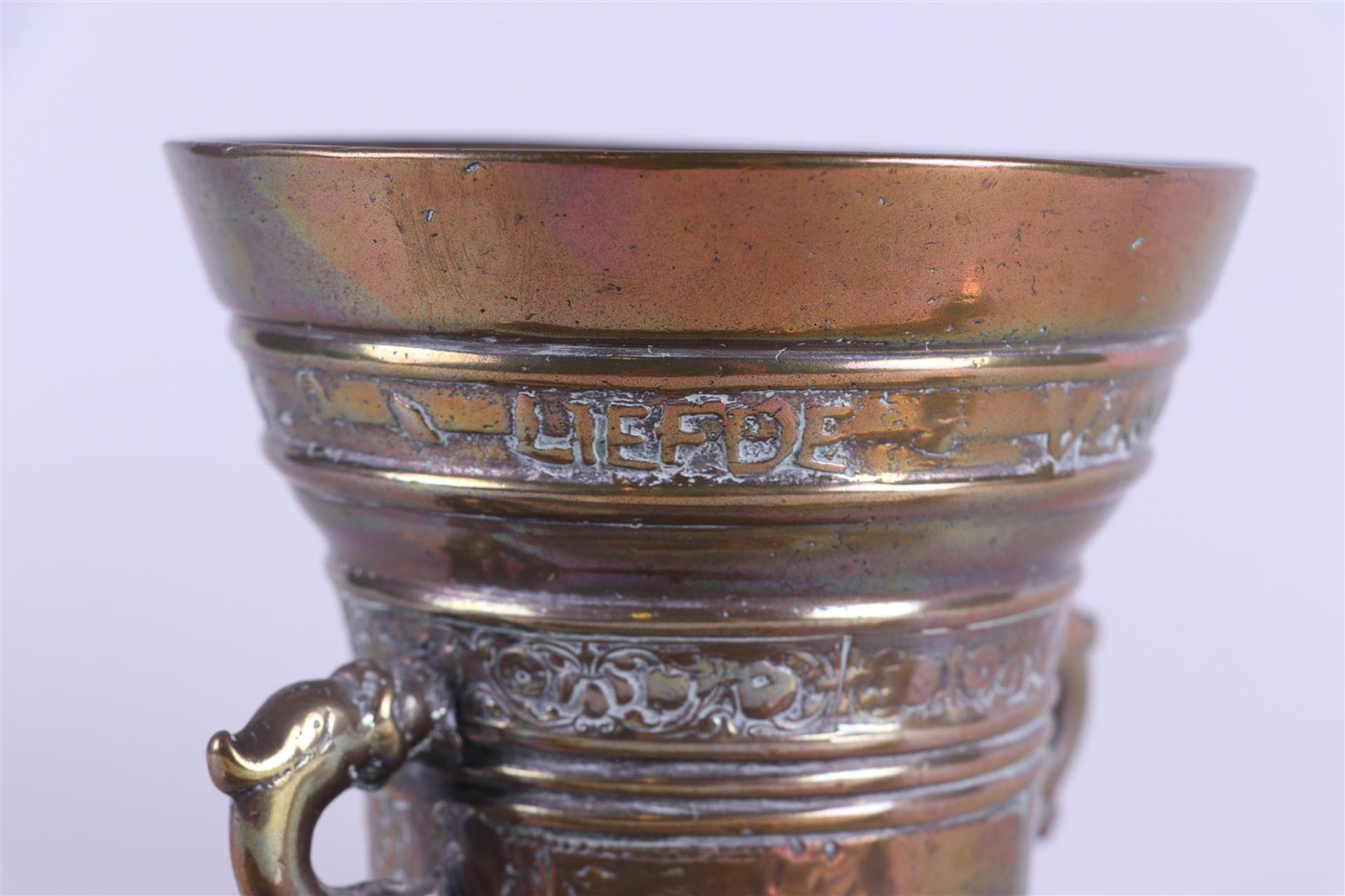 A bronze mortar with inscribed pestle; Love Verwindt alle Dingk A. 1629. with dolphin grips. Dutch p - Image 3 of 4