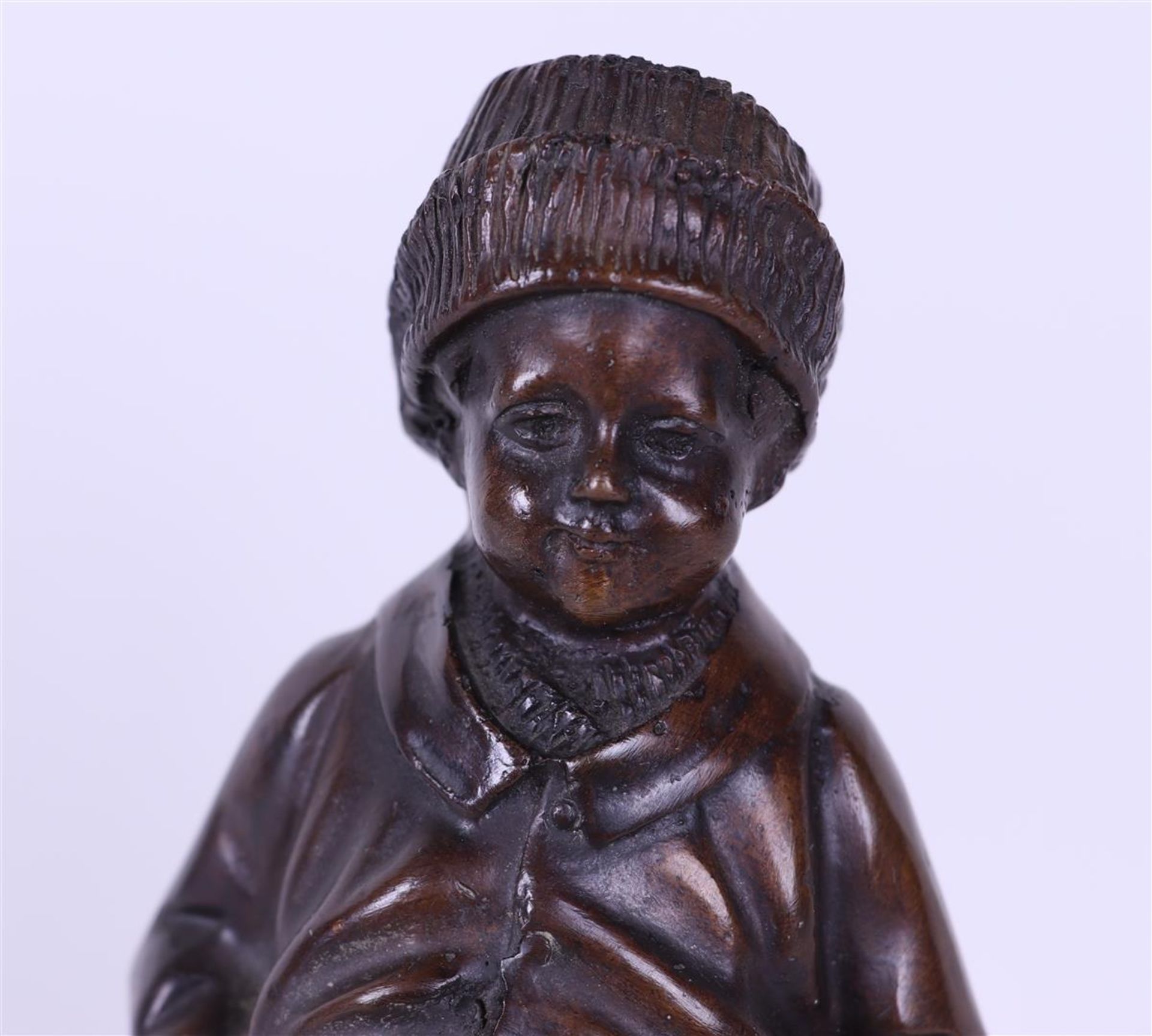Brown Patinated Bronze Sculpture of a Little Boy (20th Century) - Bild 2 aus 4