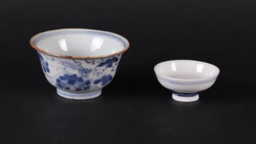 A porcelain bowl with floral decor and dragonfly and a lid. China, Yongzheng/Qianlong.