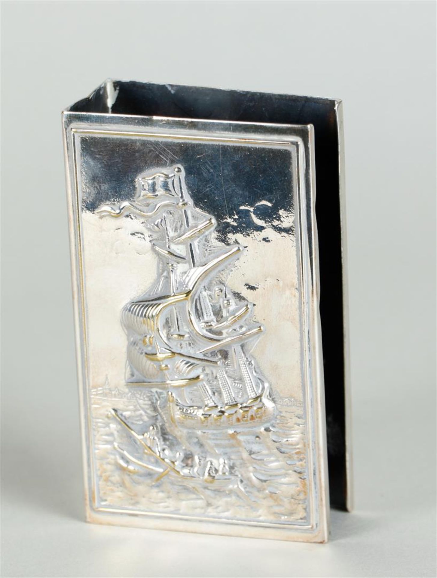 A lot consisting of a silver cigarette case and a silver match holder. Early 20th century - Image 7 of 9