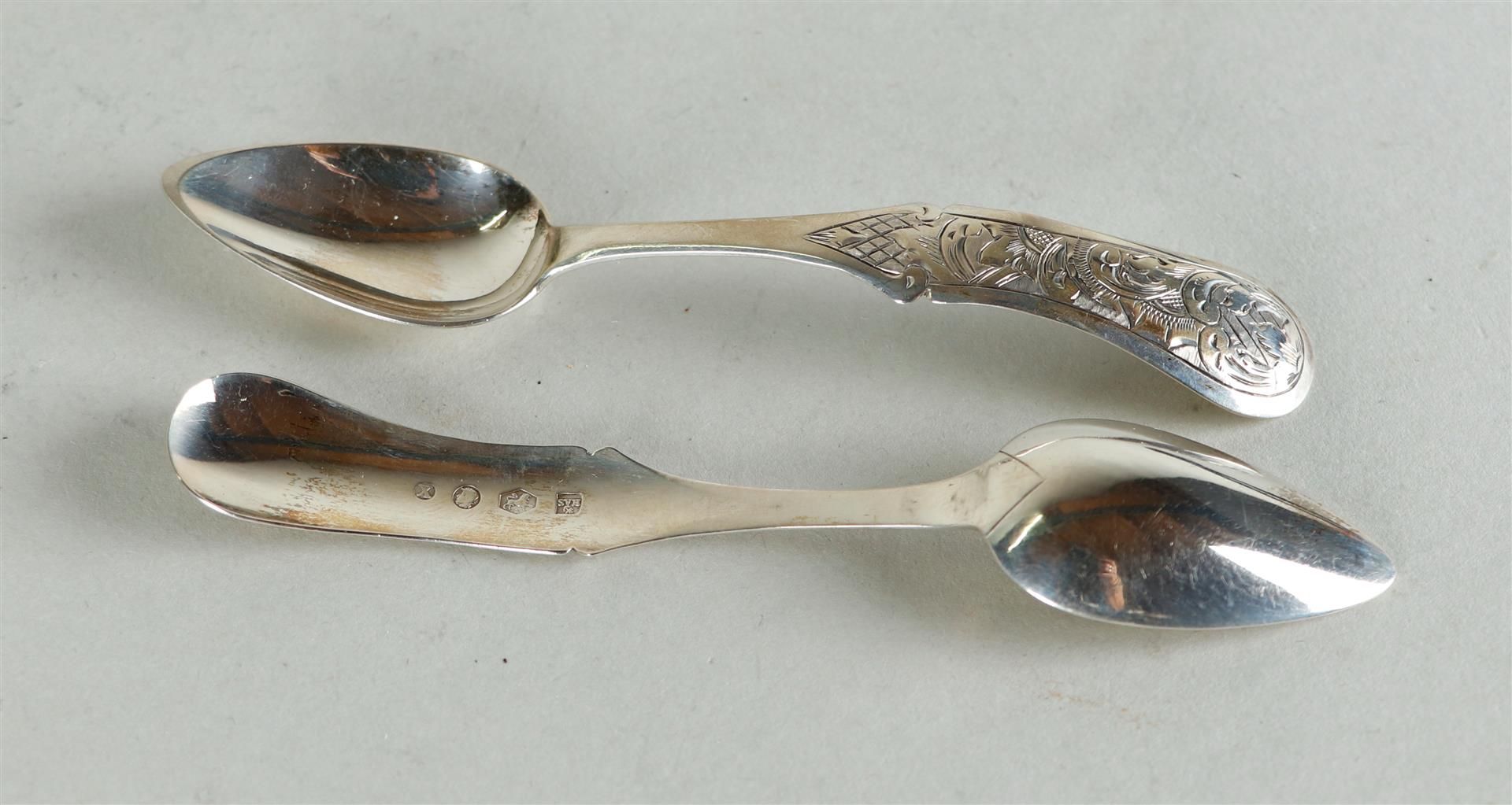 Mother of pearl box with silver spoons, forks and tea strainer. - Image 4 of 4