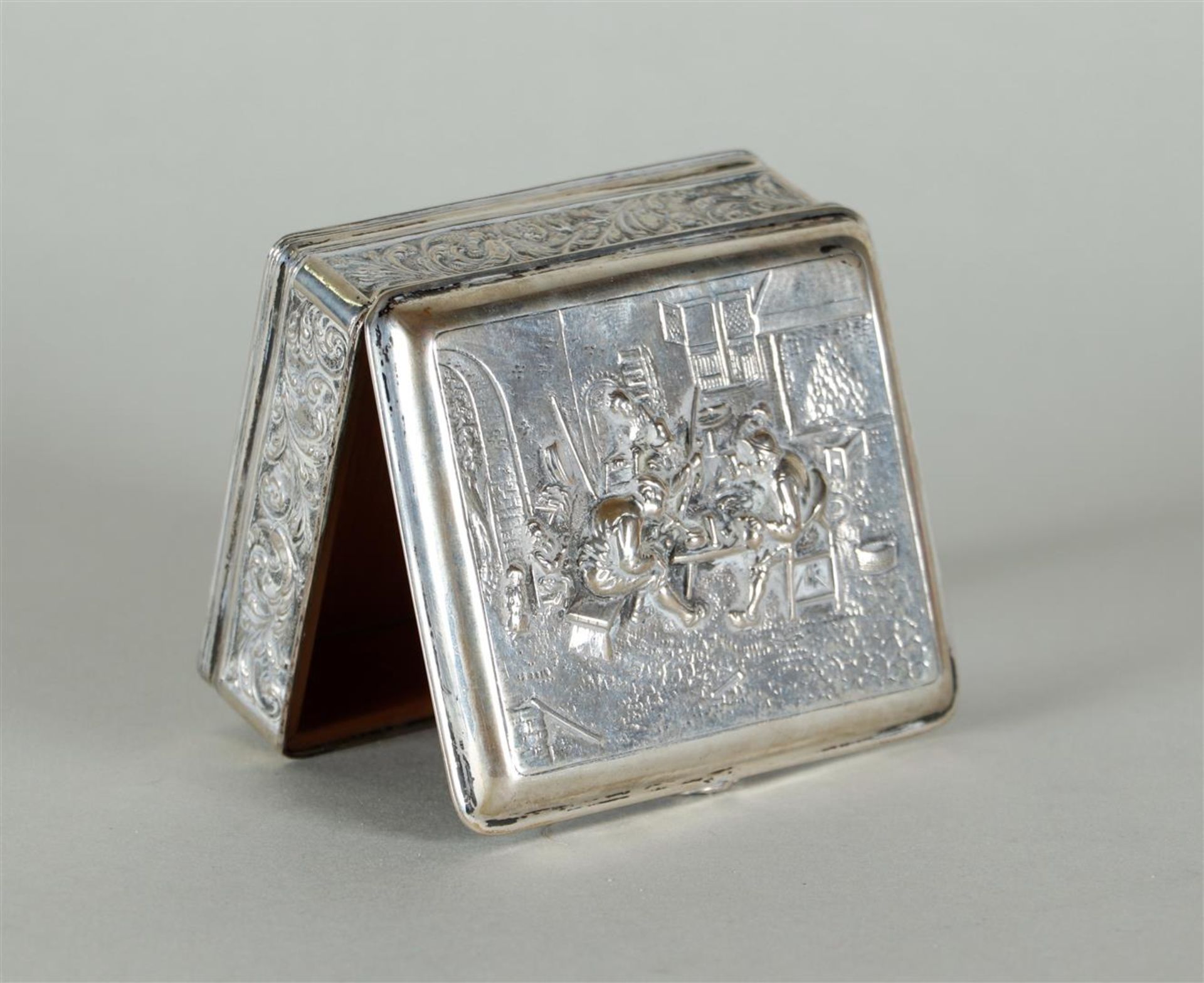 A lot consisting of a silver cigarette case and a silver match holder. Early 20th century - Image 3 of 9