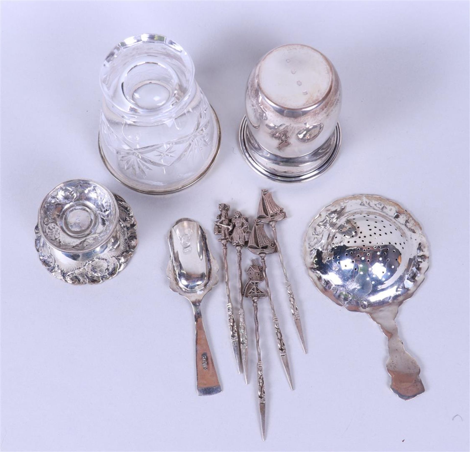 Lot of various silver. Consists of a tea strainer with holder, a spoon vase with 6 cocktail sticks,  - Image 3 of 3