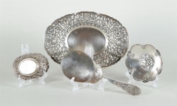 A lot of Djokja Silver objects consisting of a serving spoon and three bowls