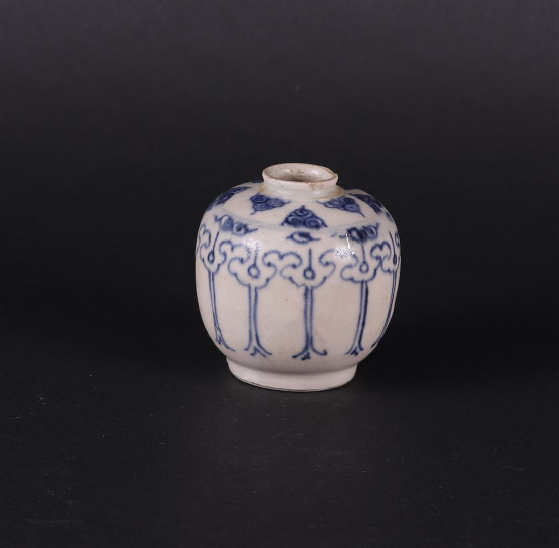 A stoneware small model cream jar with underglaze blue cloud decoration. China, 17th/18th century.
 - Bild 2 aus 4