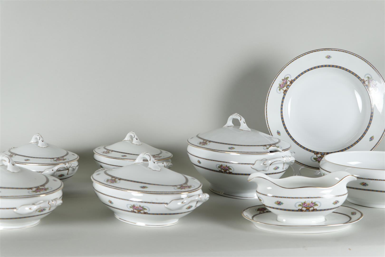 An extensive dinner set with floral decoration.  - Image 4 of 5