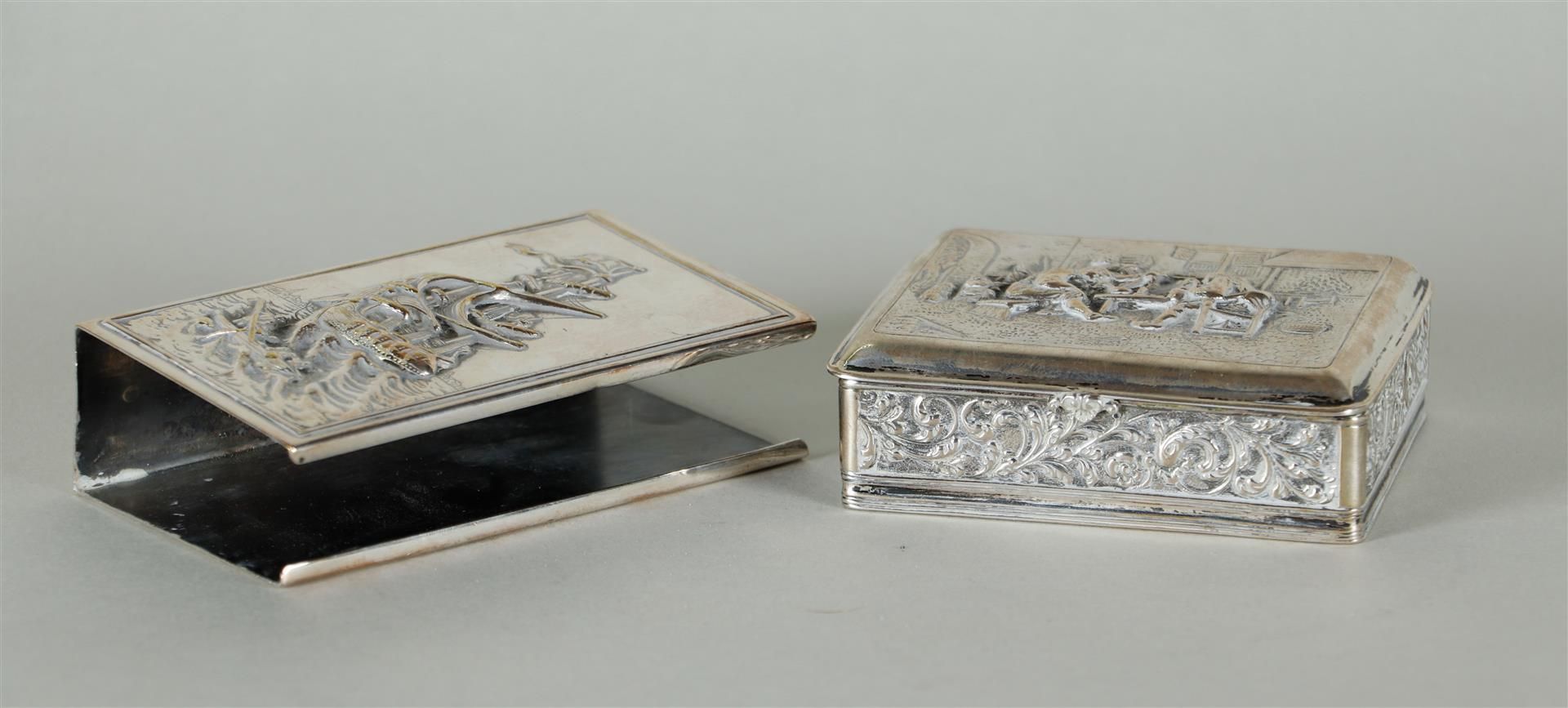 A lot consisting of a silver cigarette case and a silver match holder. Early 20th century - Image 2 of 9