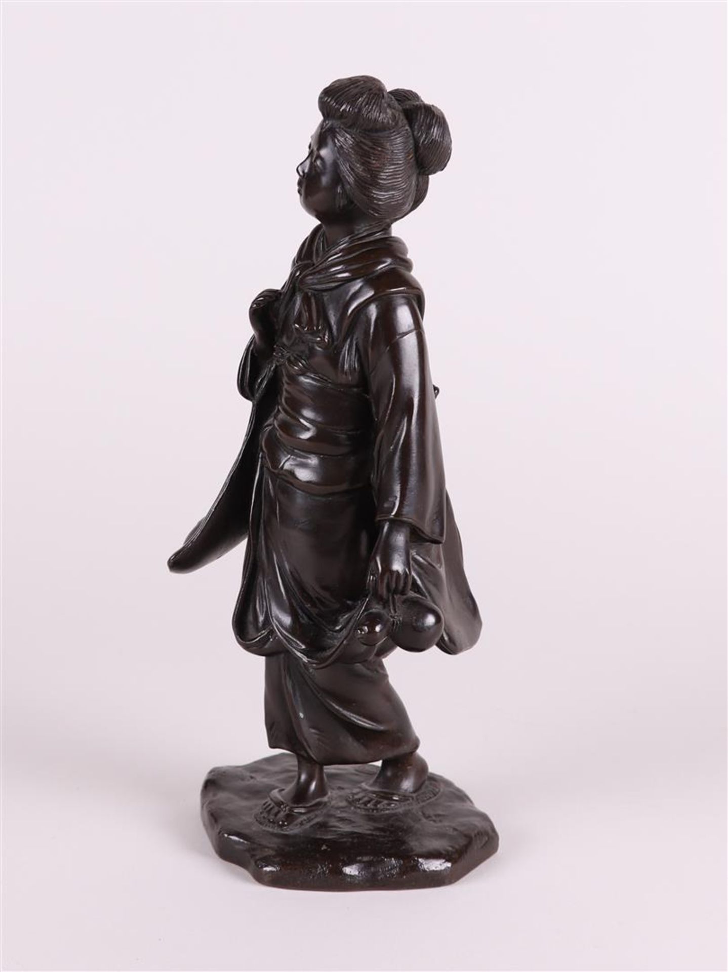 A bronze standing Geisha with gourd in her hand, on a fixed base. Signature on base. Japan, Meiji pe - Image 2 of 4