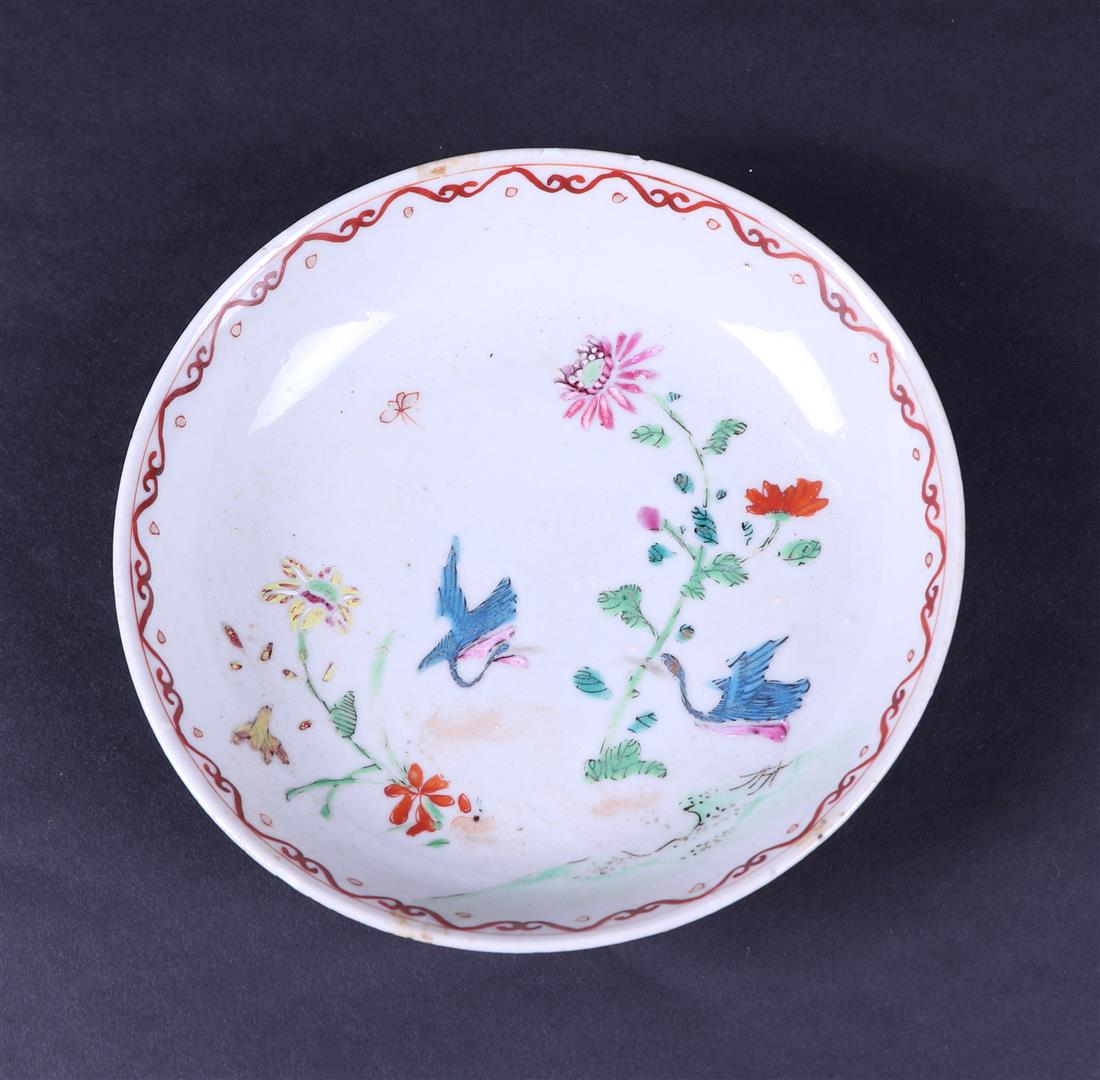 A set of two famille rose dishes with a decor of birds and flowers. China, 18th century.
 - Bild 4 aus 4