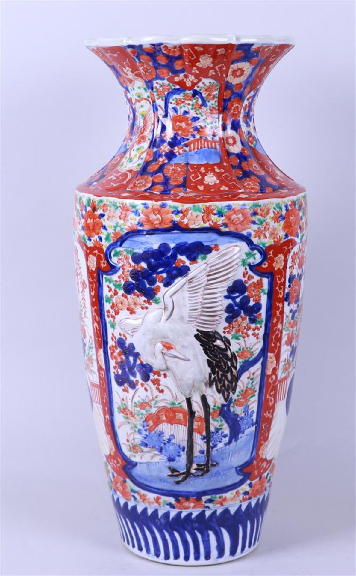 An Imari baluster vase with a raised decor of herons. Japan, 19th century.
