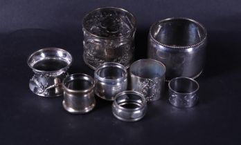 A lot with various finger cloths and napkin rings, including silver.