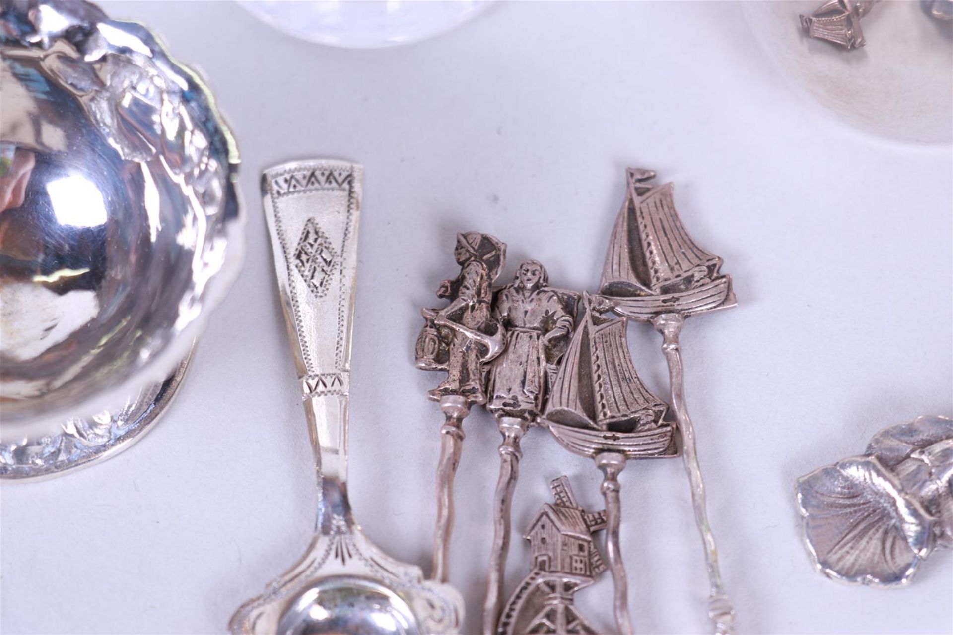 Lot of various silver. Consists of a tea strainer with holder, a spoon vase with 6 cocktail sticks,  - Image 2 of 3